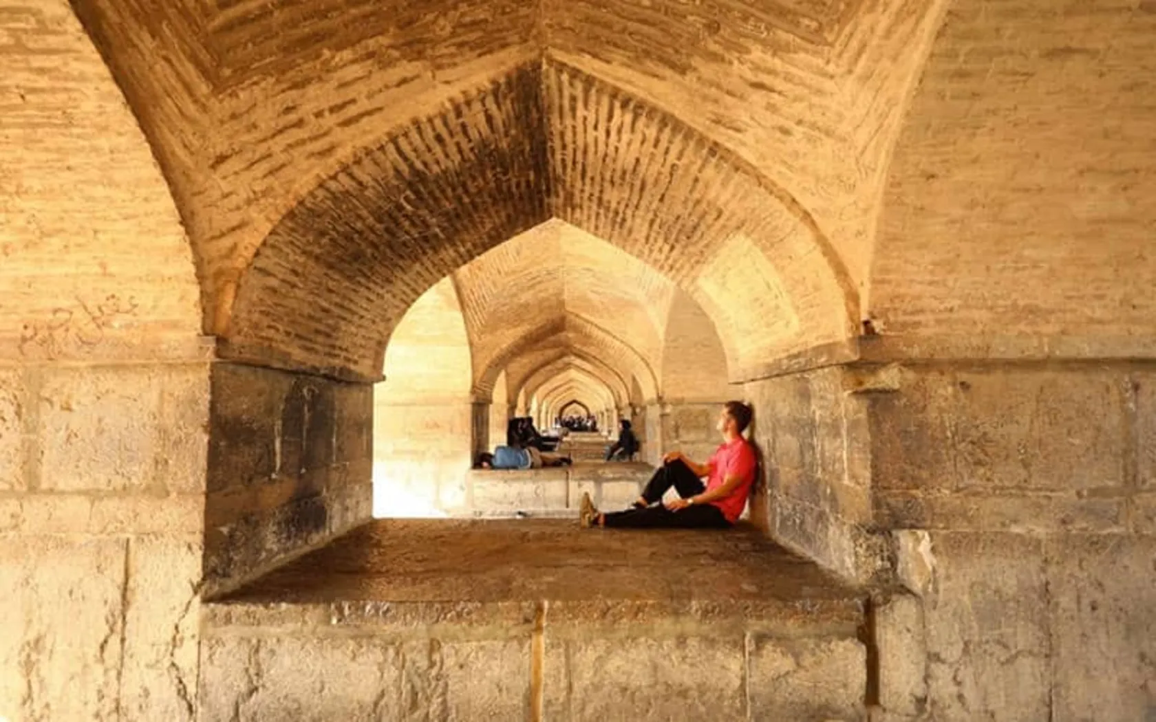 معماری و ساختار شگفت‌انگیز پل خواجو اصفهان